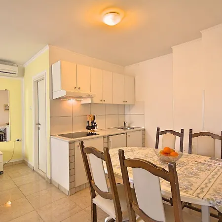 Nika 6 In Der Residenz Mit Pool Und Whirlpool In Strandnaehe Apartment Umag